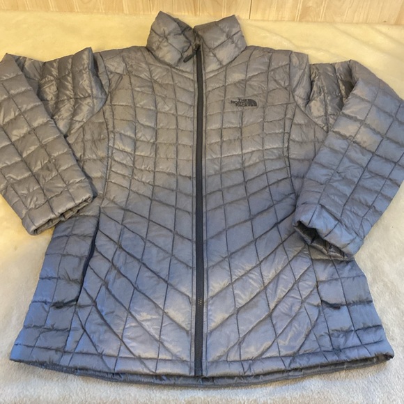 North Face® $100 off❤️Ladies Thermoball™ Trekker Jacket - Picture 5 of 12